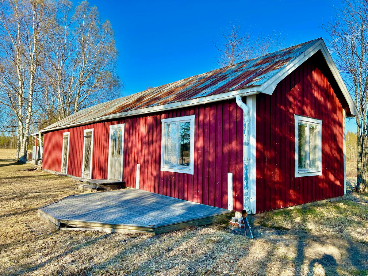 Ladugårdsbyggnad med sommarstuga Ladugårdsbyggnad med sommarstuga
